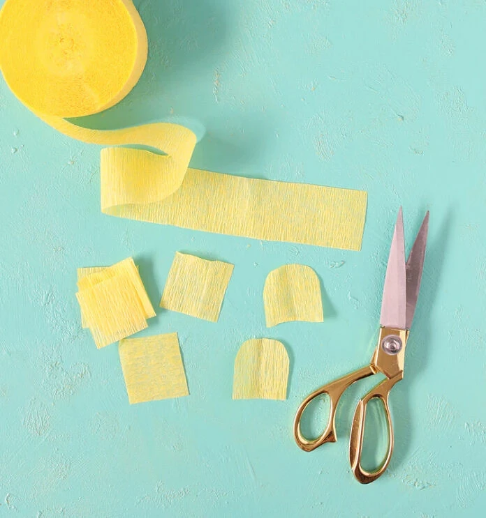 Цветы из гофрированной бумаги с конфетами: мастер-класс