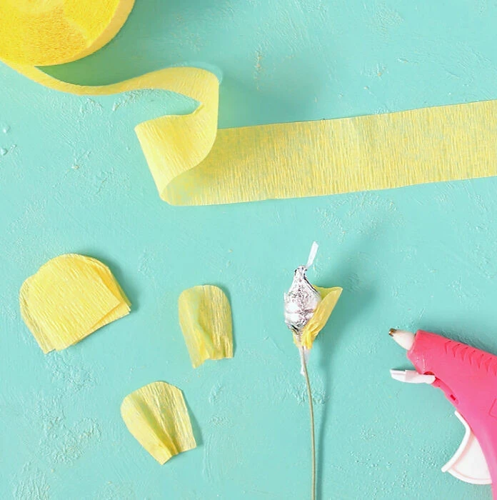 Цветы из гофрированной бумаги с конфетами: мастер-класс