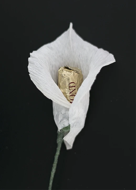 Цветы из гофрированной бумаги с конфетами: мастер-класс