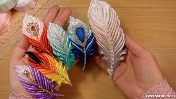 Пёрышки из атласных лент