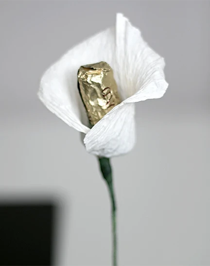 Цветы из гофрированной бумаги с конфетами: мастер-класс