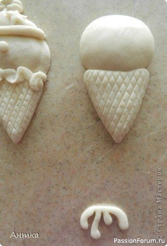 Венок из березовых веток со снеговичками из соленого теста Венок из березовых веток со снеговичками из соленого теста