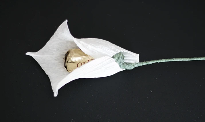 Цветы из гофрированной бумаги с конфетами: мастер-класс