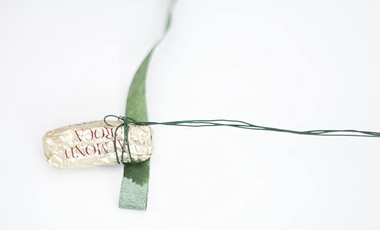 Цветы из гофрированной бумаги с конфетами: мастер-класс