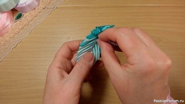 Пёрышки из атласных лент