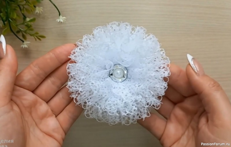 Белые банты из кружева на Последний звонок