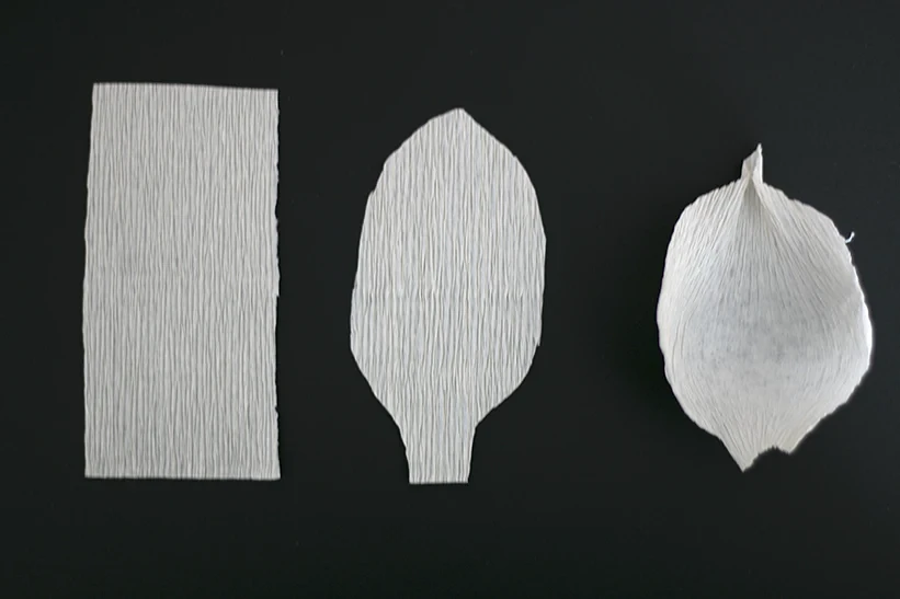 Цветы из гофрированной бумаги с конфетами: мастер-класс