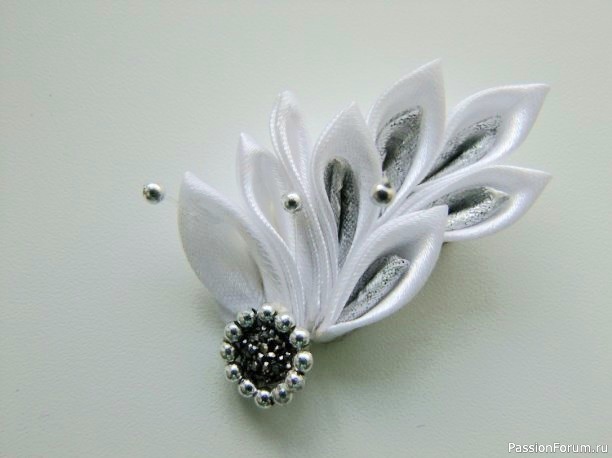 Броши из лент в технике канзаши. Идеи