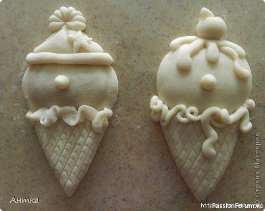 Венок из березовых веток со снеговичками из соленого теста Венок из березовых веток со снеговичками из соленого теста