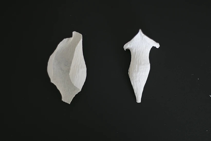 Цветы из гофрированной бумаги с конфетами: мастер-класс