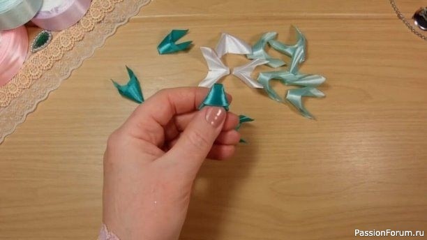 Пёрышки из атласных лент