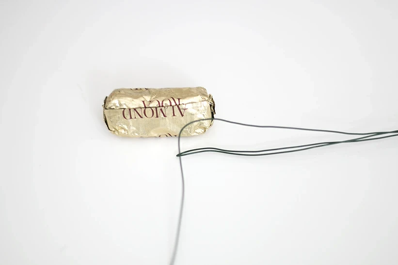 Цветы из гофрированной бумаги с конфетами: мастер-класс