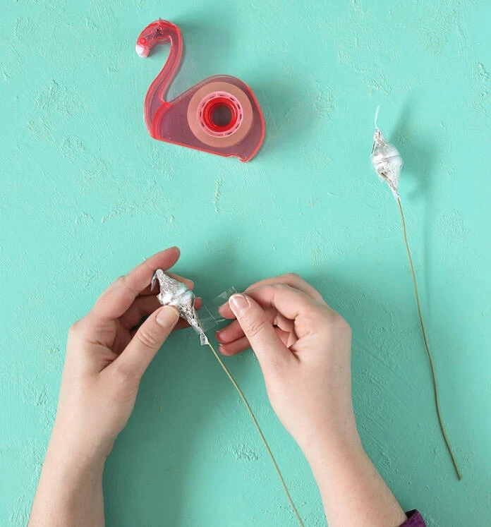 Цветы из гофрированной бумаги с конфетами: мастер-класс