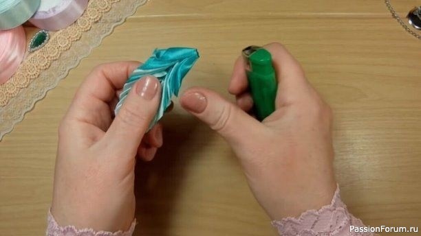 Пёрышки из атласных лент