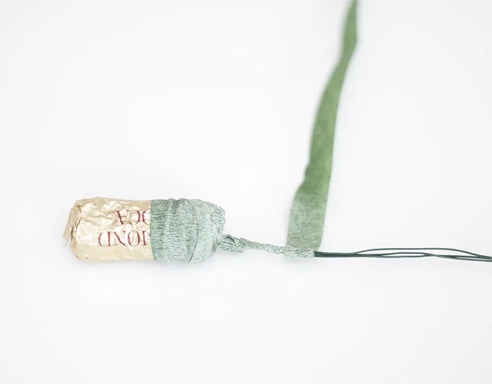 Цветы из гофрированной бумаги с конфетами: мастер-класс