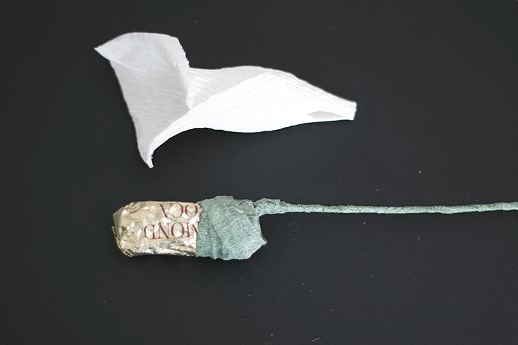 Цветы из гофрированной бумаги с конфетами: мастер-класс