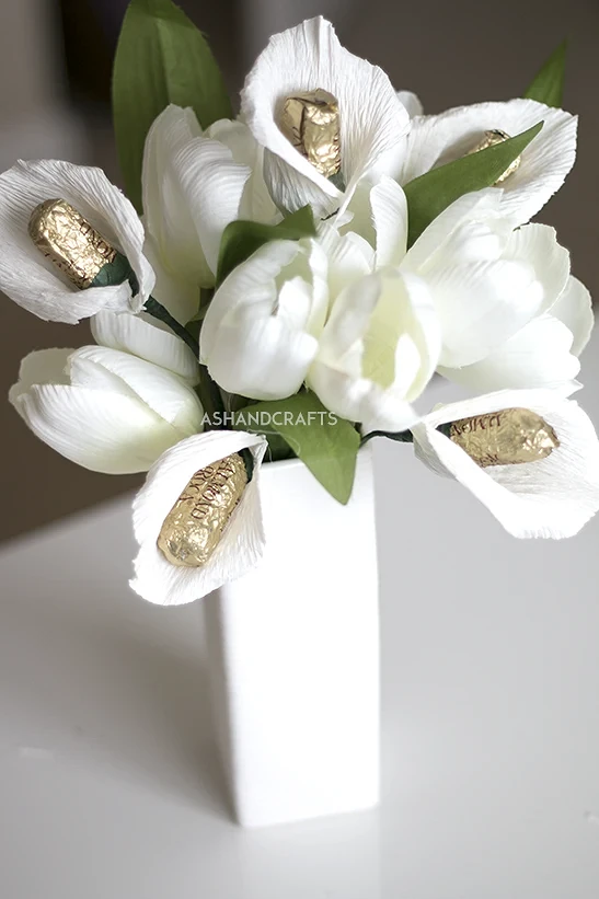 Цветы из гофрированной бумаги с конфетами: мастер-класс