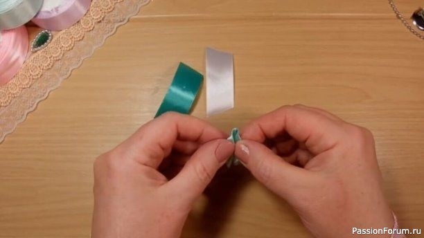 Пёрышки из атласных лент