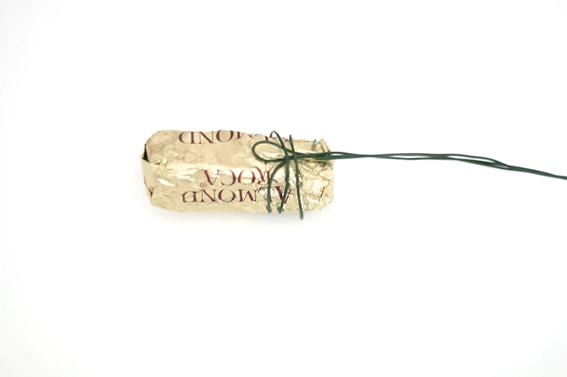 Цветы из гофрированной бумаги с конфетами: мастер-класс