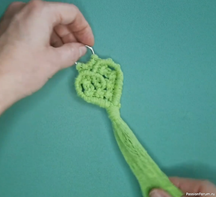 Брелок в технике макраме в виде сердечка. МК