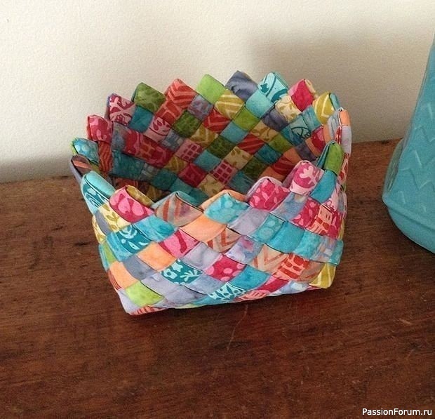 Плетённая корзинка из разноцветных полос ткани