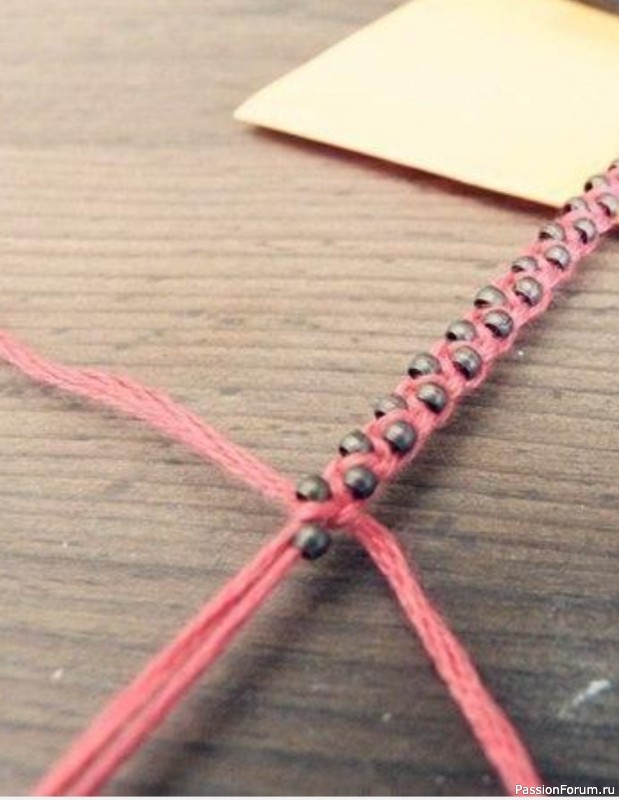 Плетение браслетов из ниток и бусин