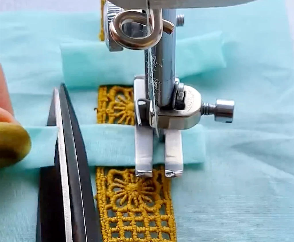 Как выполнить декоративную вставку с тесьмой: пошаговый мастер-класс