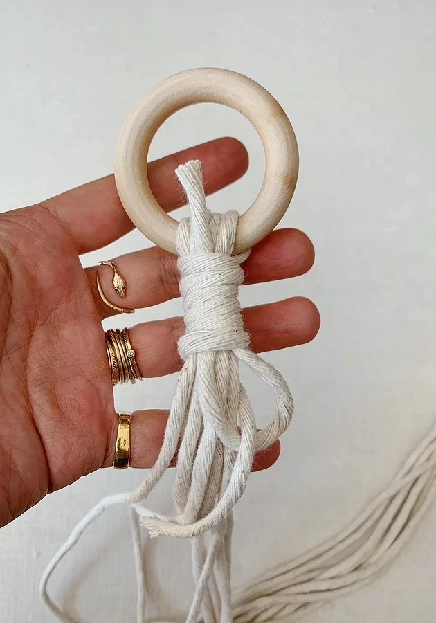 Кашпо с длинными кистями в технике макраме: мастер-класс