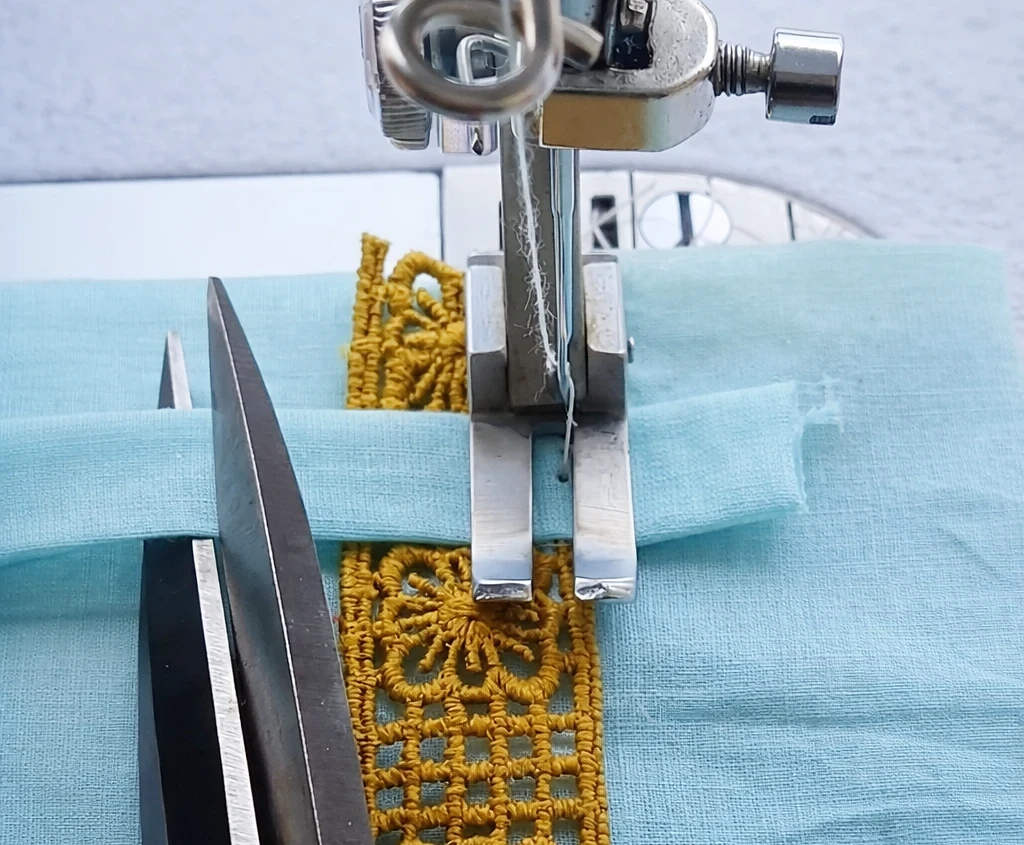 Как выполнить декоративную вставку с тесьмой: пошаговый мастер-класс