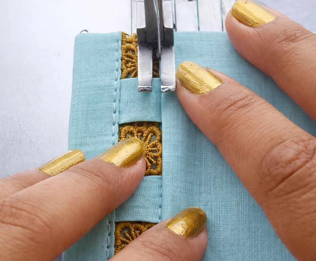 Как выполнить декоративную вставку с тесьмой: пошаговый мастер-класс