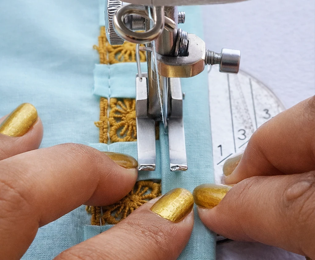 Как выполнить декоративную вставку с тесьмой: пошаговый мастер-класс