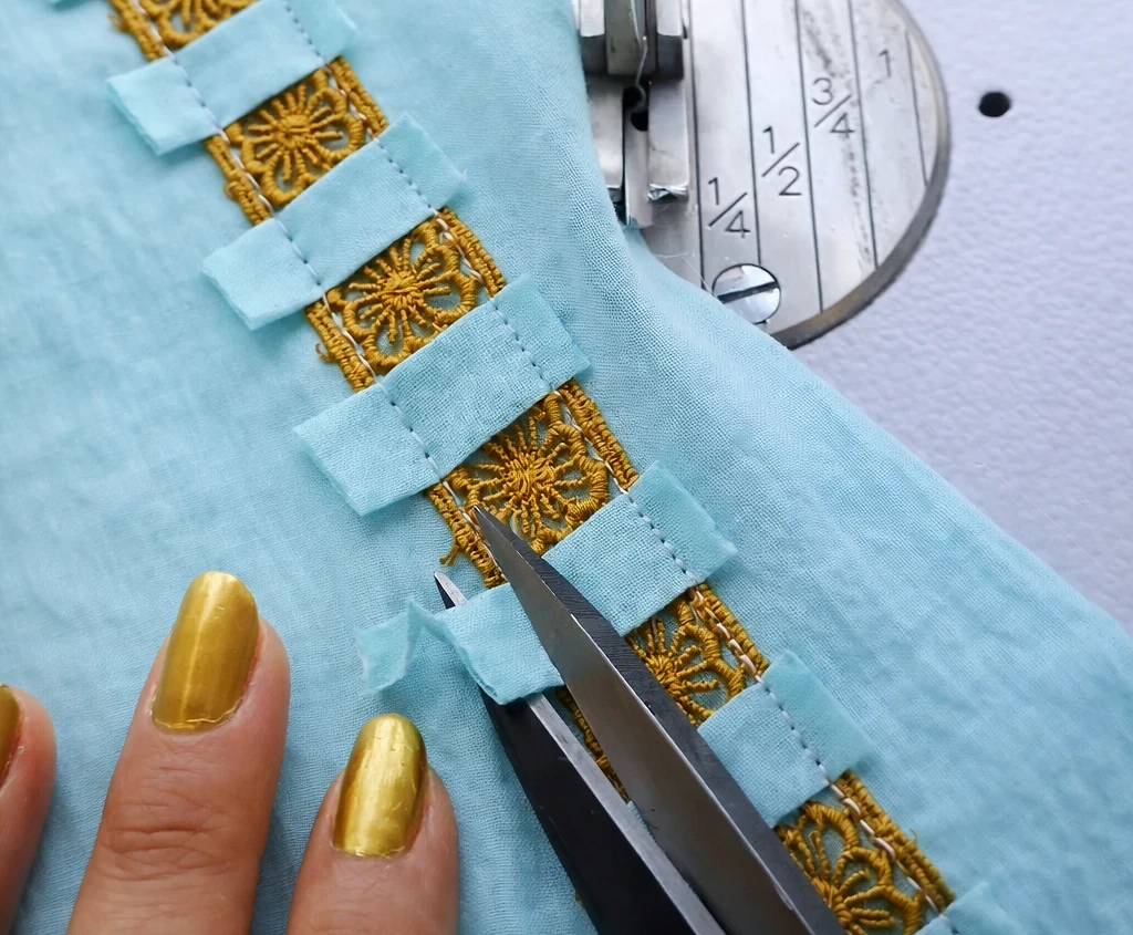 Как выполнить декоративную вставку с тесьмой: пошаговый мастер-класс