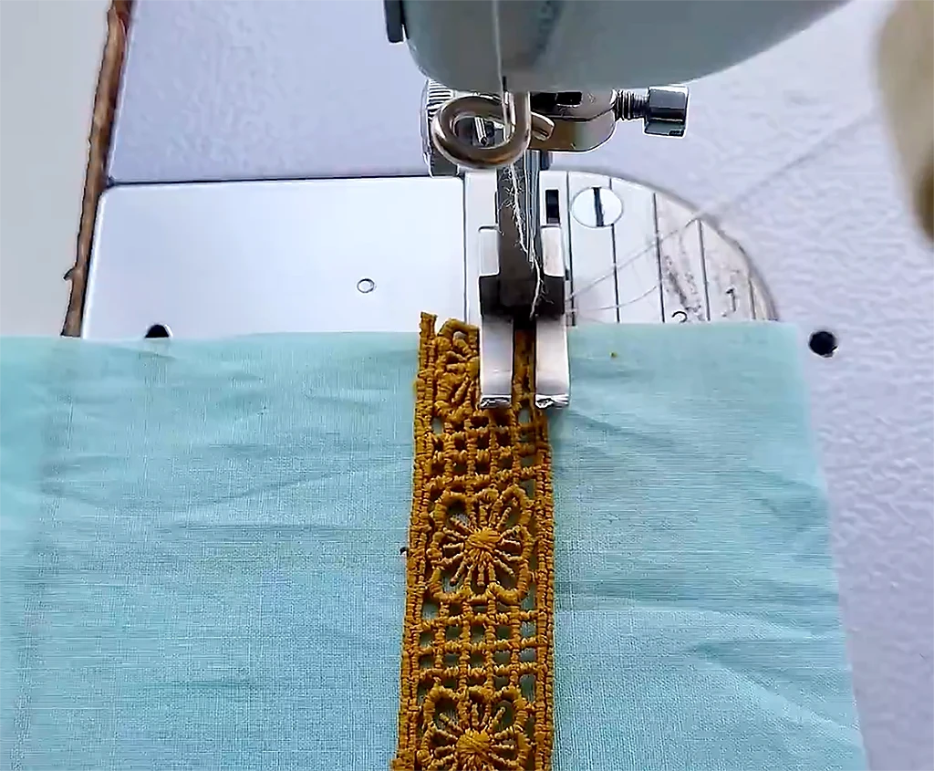 Как выполнить декоративную вставку с тесьмой: пошаговый мастер-класс