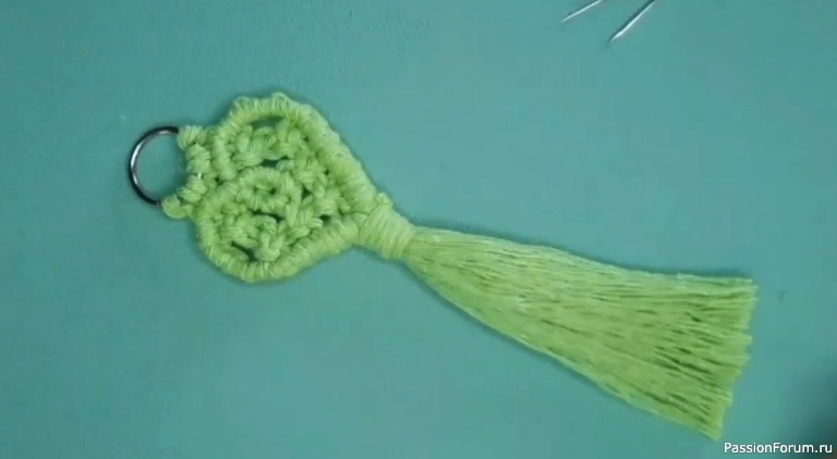 Брелок в технике макраме в виде сердечка. МК