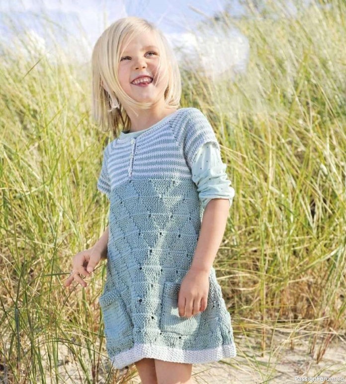 Детское платье спицами с сочетанием нескольких узоров