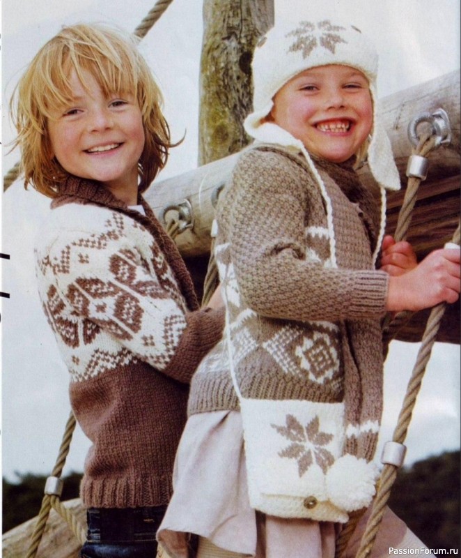 Шапка, шарф и два жакета. Описание