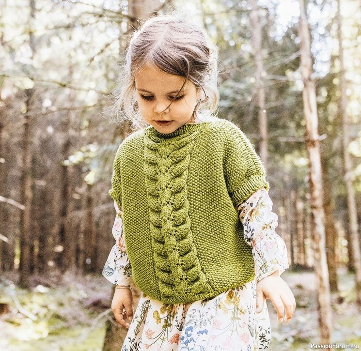 Безрукавка с ажурной косой для девочки