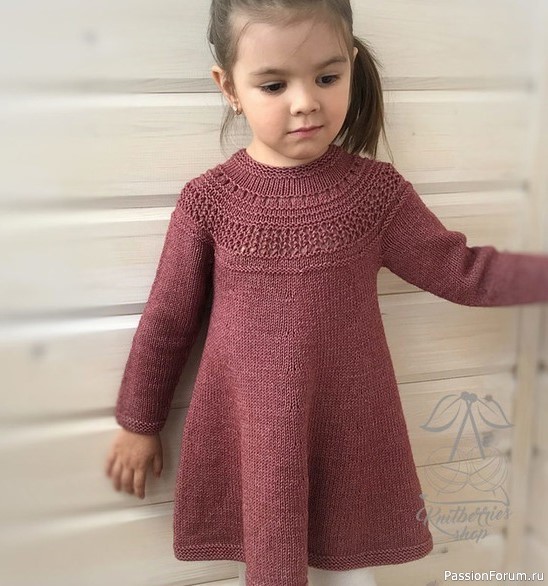 Платье с ажурной кокеткой. Описание