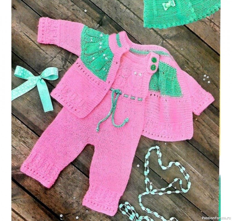 Комплект из кофточки и комбинезона спицами