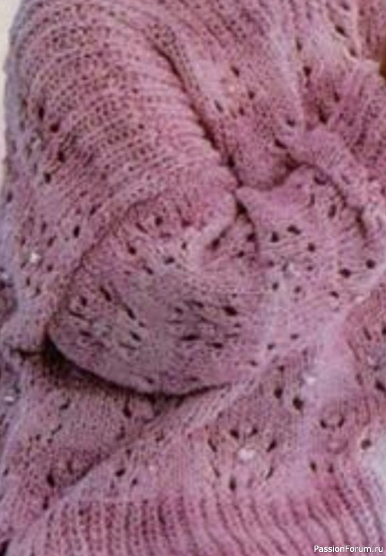 Розовый пуловер и шапочка. Описание