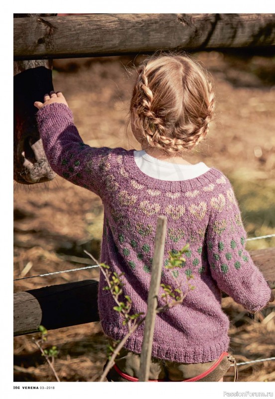 Детский жакет спицами с орнаментом на кокетке