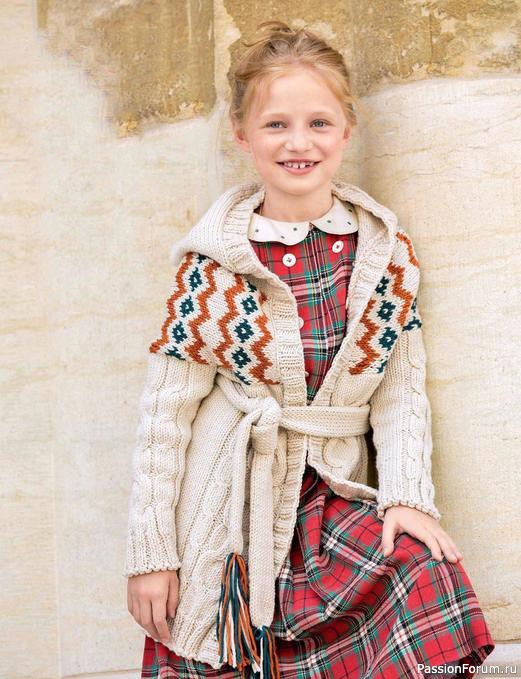 Детское пальто спицами для девочки с жаккардовым узором