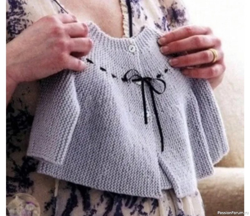 Сиреневый жакетик для малыша, связанный поперечным способом