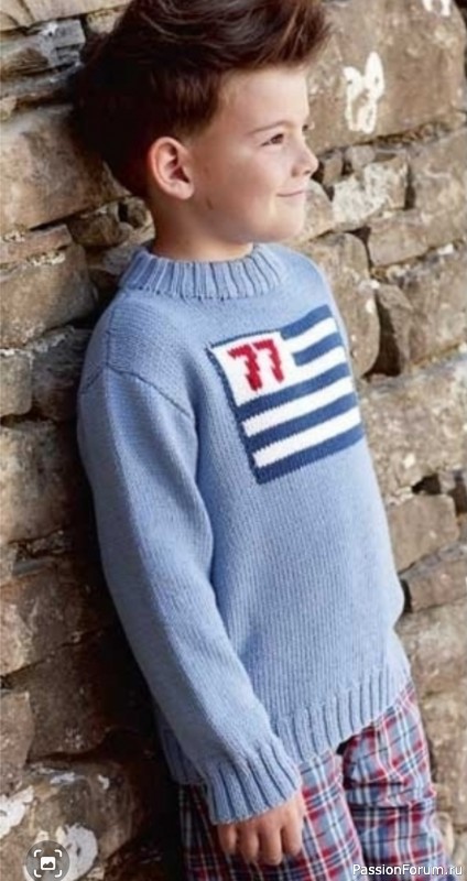 Голубой пуловер с флагом. Описание