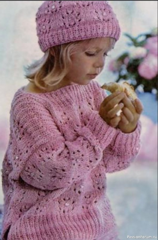 Розовый пуловер и шапочка. Описание