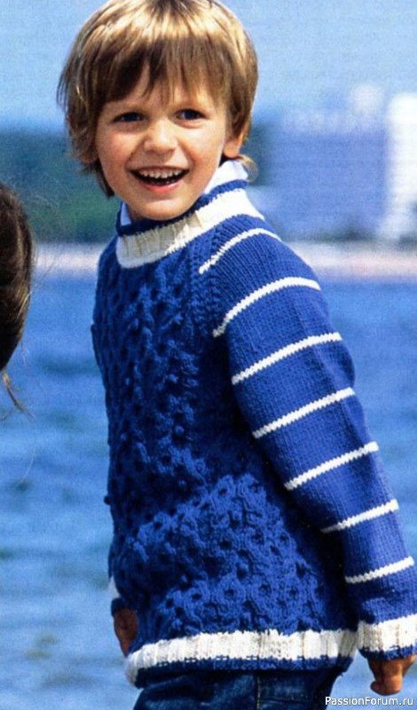 Сине-белый пуловер для мальчика