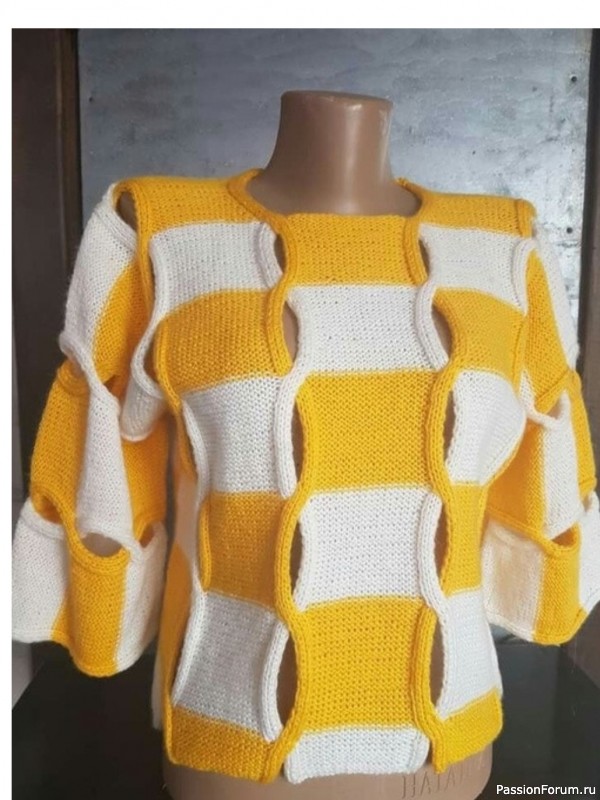 Свободный двухцветный джемпер. Описание