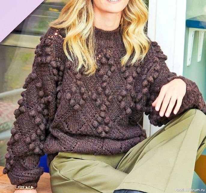 Тёмно-коричневый свитер с крупными ромбами