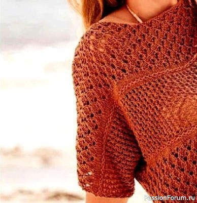 Свободный ажурный джемпер спицами футболка