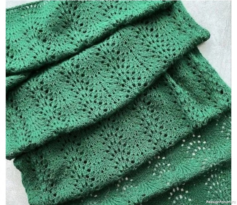 Зеленый палантин спицами. Описание